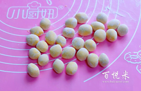 這道西米芒果彩色圓子雖然是一道夏季甜品,但只要加熱就變的適合秋冬季節(jié)了